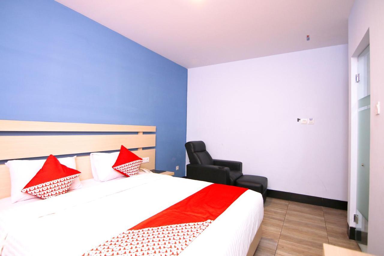 Oyo 592 Budget Hotel By The Harbour Padang  Exterior foto